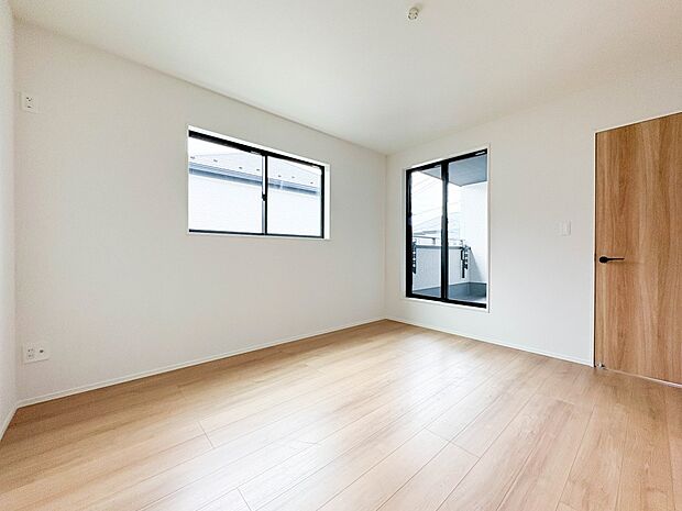 【洋室7帖】独立性を高めたお部屋。たっぷりの収納も配備しており、片付いた空間を実現出来そう。陽光も降り注ぐ明るく開放的な空間が魅力的。