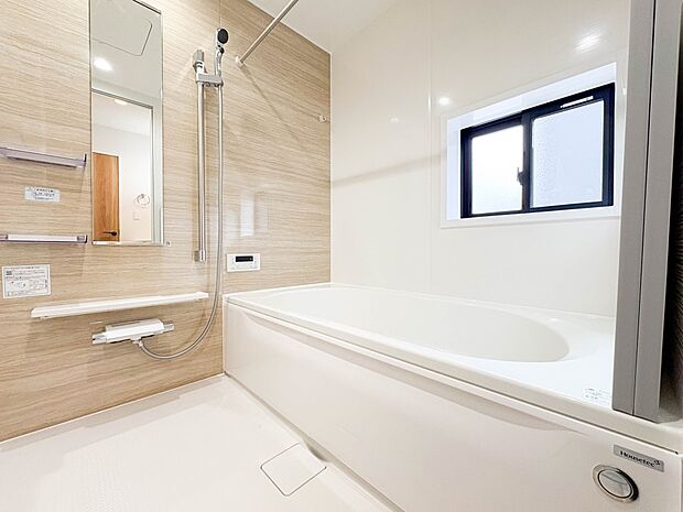 【浴室】1日の疲れを癒すバスルームは、心地よいリラックスを叶える清潔感溢れる美しい空間。