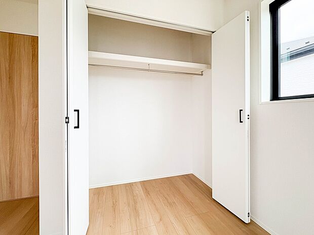 【収納】壁面クローゼットのメリットは、衣類が横一列に並ぶためひと目で洋服が選びやすいこと。衣類をたくさんお持ちの方も、限られたスペース内に無理なく収納することができます。