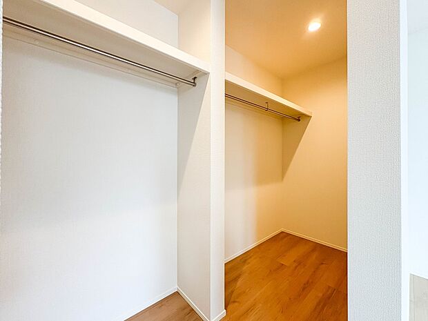 【ウォークインクローゼット】 たくさんの洋服をかけてもシワになりにくいウォークインクローゼット。洋服以外にも、普段使わない家電やスーツケース、ストック品など何でも片付く嬉しい空間です。