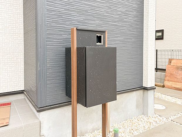 【宅配ボックス】好きな時間にいつでも荷物を受取れるため、到着時間を気にして自宅で待機したり、再配達の連絡をする手間がかかりません。共働きなど不在が多い方、ネット通販の利用が多い方に大変便利。…