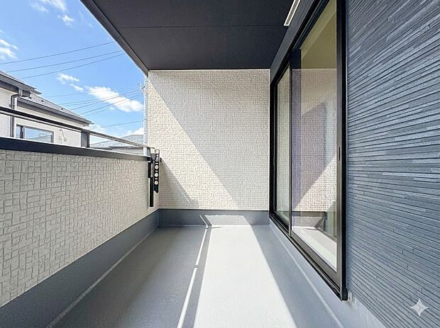 【バルコニー】朝の澄んだ空気や、夕方に吹く清々しい風を五感で感じられるバルコニー。屋外にあって、住まいの中でも本当の自然を感じられるスペースです。