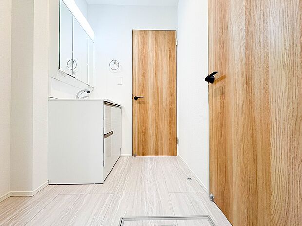 【脱衣所】洗面所は小さなプライベートスペース。歯磨き、洗顔と毎日施す個人空間。