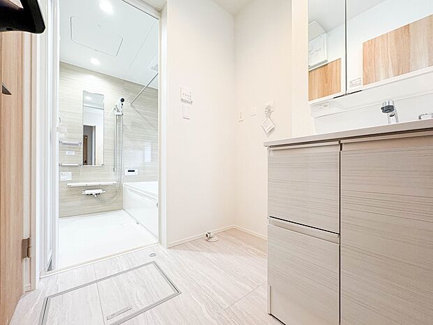 ランドリースペースは広さもたっぷり。タオルなどをしまえる収納棚もあります。