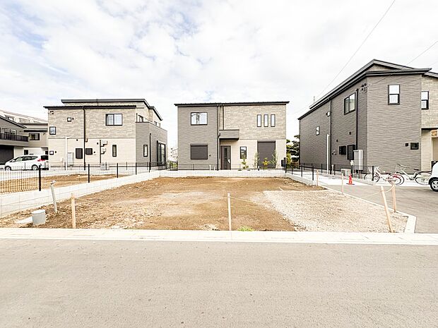 【外観】ここから始まる「日常」はご家族にとってかけがえのない時間となります。少しでも豊かに、快適に。そんな想いから本邸宅は生まれました。　