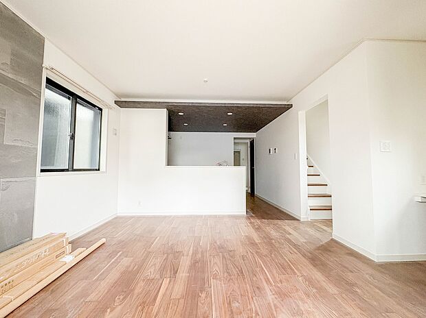 2号棟【LDK16帖】うららかな陽射しがどのお部屋にも降り注ぎますように、快適さを追求した間取設計。得難い立地環境での生活を恵みの豊かな永住の地へと変えてくれます。