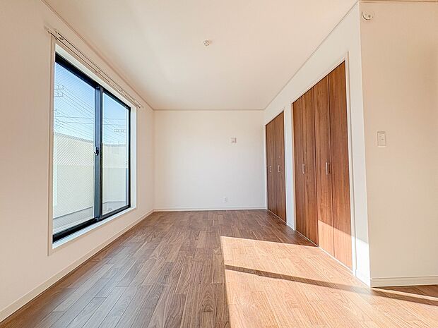 2号棟【寝室】充実した生活は伸びやかな居室空間から始まります。快適に・伸びやかに。心の潤いを求める方々へ。