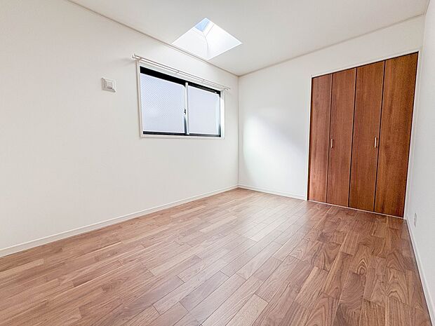 2号棟【子供部屋】お子様のお部屋にぴったりなクロークを備えたフローリング仕様の洋室です。