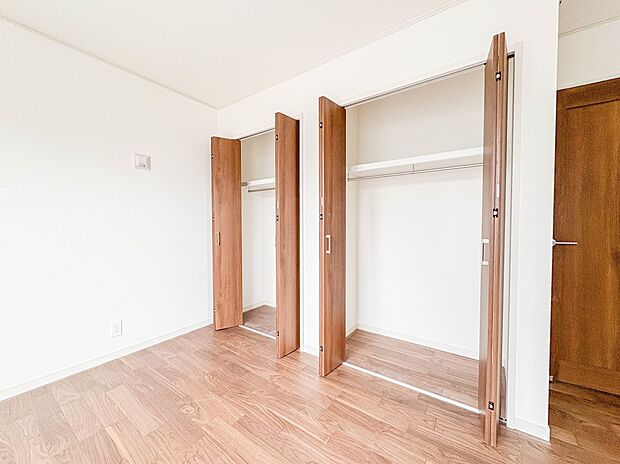 2号棟【収納】壁面クローゼットのメリットは、衣類が横一列に並ぶためひと目で洋服が選びやすいこと。衣類をたくさんお持ちの方も、限られたスペース内に無理なく収納することができます。