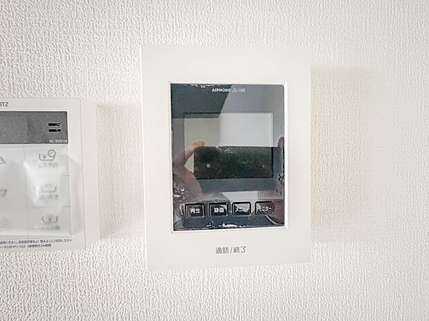 【TVモニター付インターホン】来訪者の様子を室内TVモニターでチェック。対応したくないセールスを断りやすく、子どもに留守番をさせるときも安心。不在時の来訪者を録画でき、犯罪抑止効果も期待でき…