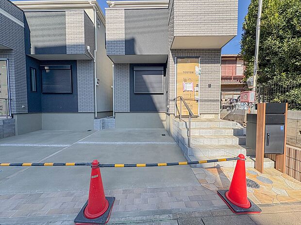 2号棟【駐車場】日々の暮らしにマイカーが必要。そんな方は物件の購入条件に駐車場は必須です。通勤に、家族のお迎えに、お買物に、おでかけに、クルマライフを楽しみたい方に。