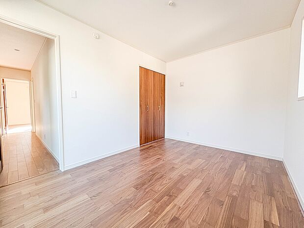 2号棟【Room-洋室】  シンプルにデザインされた室内。家具やレイアウトでお好みの空間に。