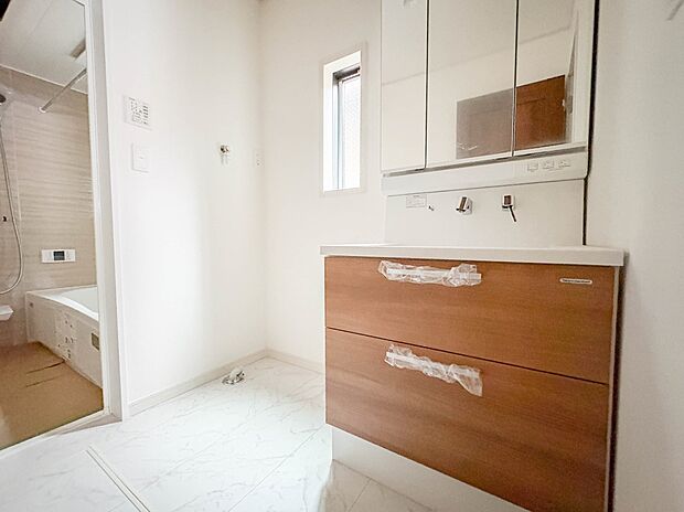 2号棟【ランドリースペース】毎日使う洗濯機。しっかりと奥行きのある置き場が確保されています。