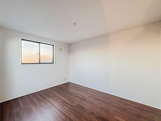 【洋室】シンプルにデザインされた室内。家具やレイアウトでお好みの空間に。