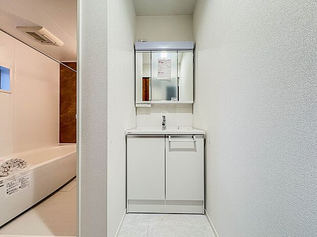 【洗面台】 十分な大きさの洗面台は、身だしなみチェックや歯磨きなど、朝の慌ただしい時間でもホテルライクなスペースで余裕とゆとりを感じて頂けます。