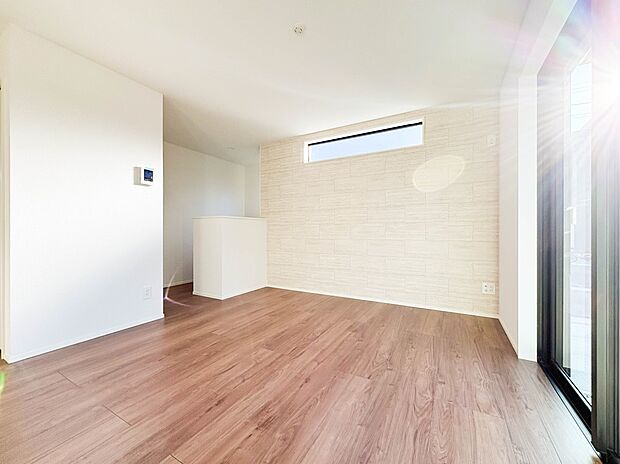 【リビング】光が溢れ、風も溢れ、居心地のよい住空間、自然体で過ごせる住空間にリビングを。それは住むというシンプルなカタチをどこまでも追求してきた結果です。新築の厳かな居住性を身体全体で感じて…