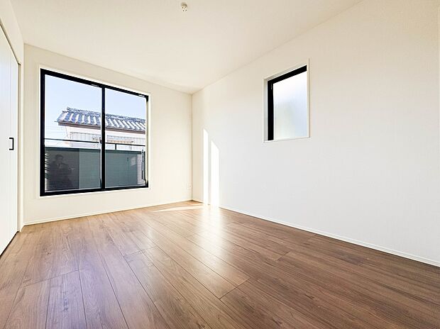 【洋室6.5帖】独立性を高めたお部屋。たっぷりの収納も配備しており、片付いた空間を実現出来そう。陽光も降り注ぐ明るく開放的な空間が魅力的。