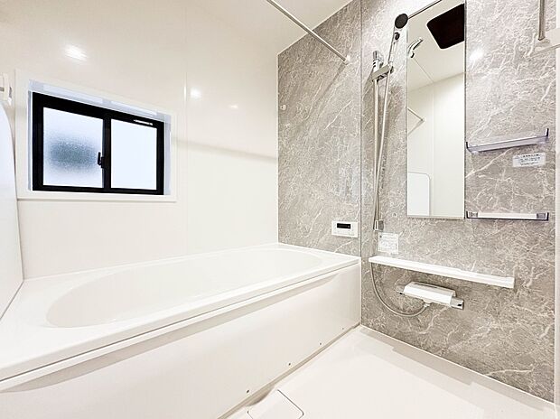 【浴室】1日の疲れを癒すバスルームは、心地よいリラックスを叶える清潔感溢れる美しい空間。