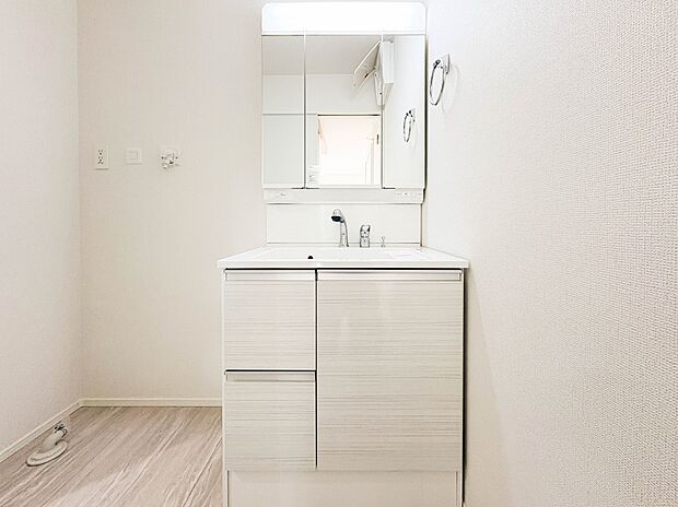 【洗面台】大きく見やすい三面鏡で清潔感ある洗面台は、身だしなみチェックや肌のお手入れに最適です。