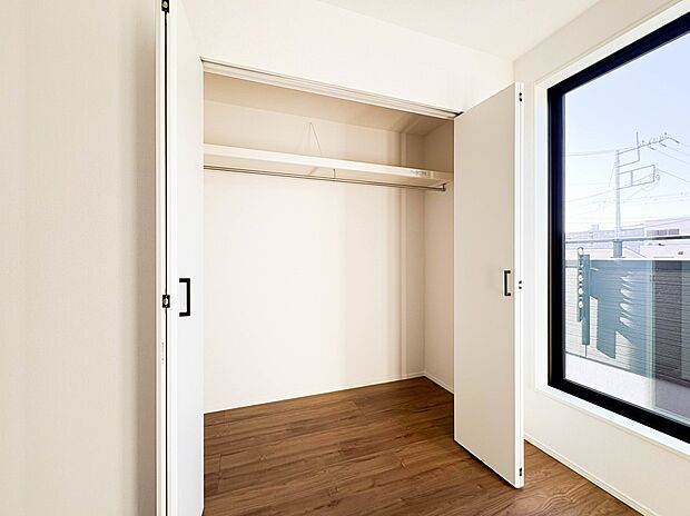 【収納】各所に配置された収納スペースは、洋服や小物はもちろんのこと、掃除機や日用予備品・お子様のおもちゃなど様々な物を収納して頂ける便利なスペースです。