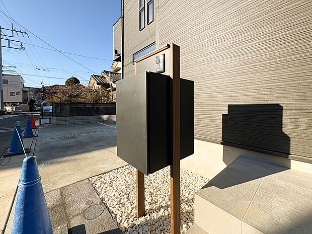 【宅配ボックス】好きな時間にいつでも荷物を受取れるため、到着時間を気にして自宅で待機したり、再配達の連絡をする手間がかかりません。共働きなど不在が多い方、ネット通販の利用が多い方に大変便利。…