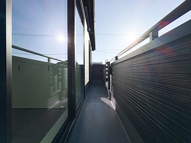 【バルコニー】朝の澄んだ空気や、夕方に吹く清々しい風を五感で感じられるバルコニー。屋外にあって、住まいの中でも本当の自然を感じられるスペースです。