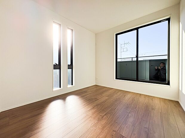 【洋室5.25帖】柔らかな陽光とフローリングの色味が調和した快適な空間。