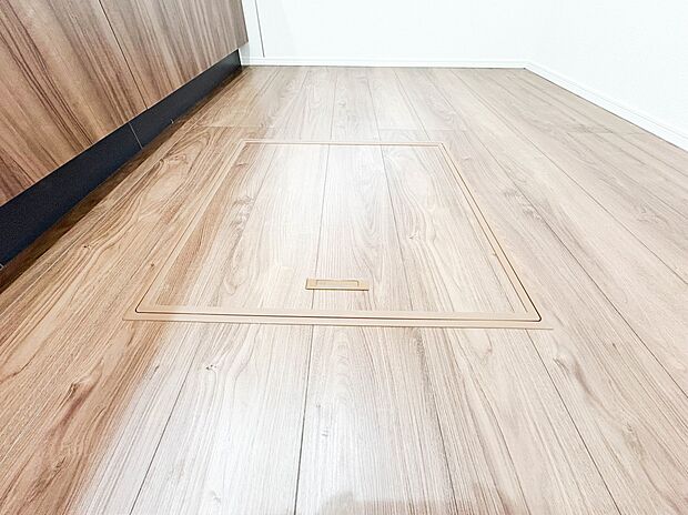 【床下収納】キッチンの下には点検口を兼ね備えた床下収納がございます。