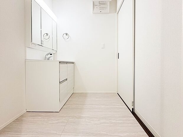 【脱衣所】洗面所は小さなプライベートスペース。歯磨き、洗顔と毎日施す個人空間。