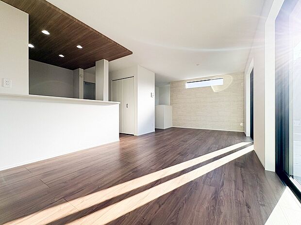 【ダイニングキッチン】木の温もりがやさしいフローリング仕様。明るく広々としたダイニングはとても快適な空間です。