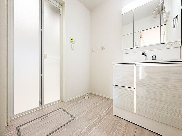 ランドリースペースは広さもたっぷり。タオルなどをしまえる収納棚もあります。