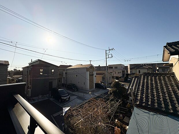 【バルコニー】 バルコニーから差し込む陽光・通風は、住環境・快適性と共に有り続ける貴重な「財産」です。