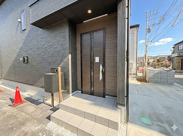 【玄関】家の顔となる玄関は、高いデザイン性が求められます。*CG加工により晴天にしています。