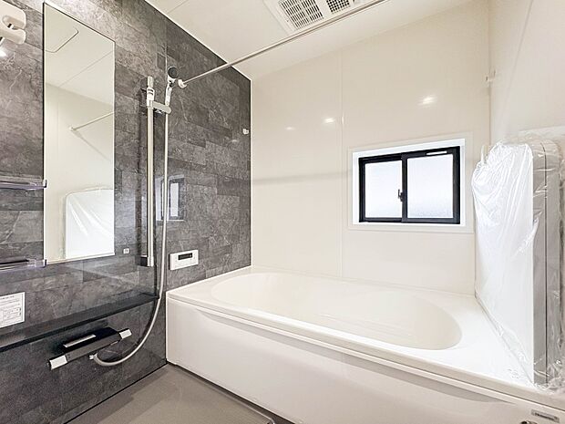 【浴室】1日の疲れを癒すバスルームは、心地よいリラックスを叶える清潔感溢れる美しい空間。