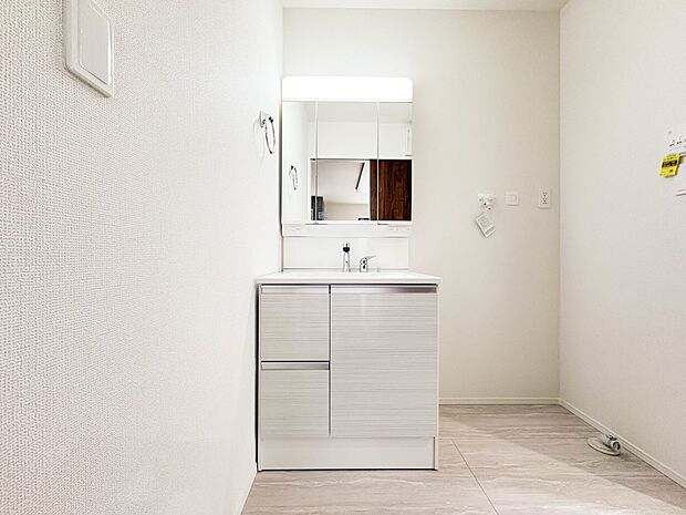 【洗面台】大きく見やすい三面鏡で清潔感ある洗面台は、身だしなみチェックや肌のお手入れに最適です。