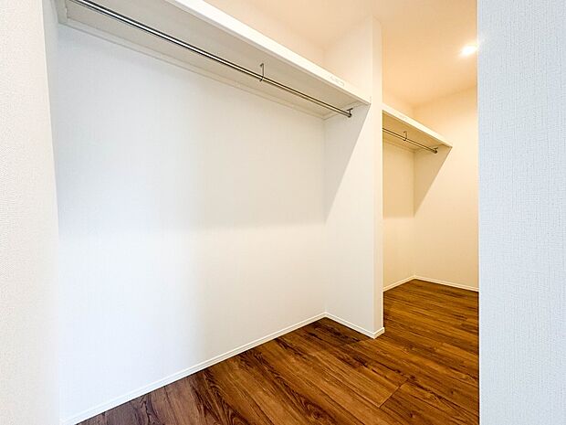 【ウォークインクローゼット】 たくさんの洋服をかけてもシワになりにくいウォークインクローゼット。洋服以外にも、普段使わない家電やスーツケース、ストック品など何でも片付く嬉しい空間です。