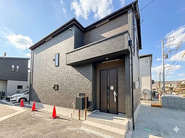 【外観】家族の温かさと陽光の暖かさ、楽しい毎日と明るい未来を予感させる「空間が織り成すひとつ先の住み心地」を演出します。*CG加工により晴天にしています。