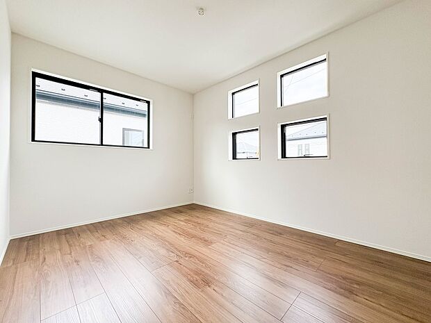 【洋室6.25帖】柔らかな陽光とフローリングの色味が調和した快適な空間。