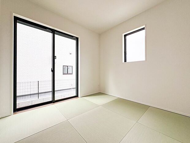 【和室4.5帖】畳には音を吸収する作用があるので、元気いっぱいのお子さんの遊び場所として、最適な空間となるでしょう。また、クッション性があるのでお子さんが転んでケガをするリスクを軽減してくれ…