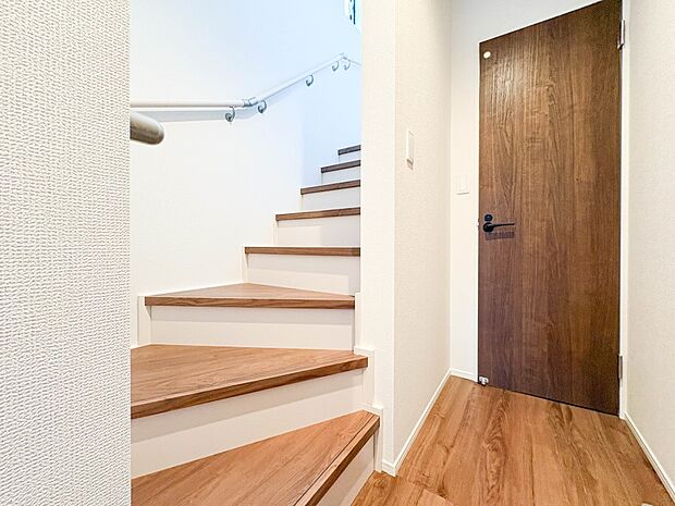 【手すり付階段】手すりがないと階段の昇り降りで危険なことはもちろん、壁に手をつきながら歩くことで壁紙が汚れやすくなります。すべての方に快適に昇り降りしていただくため、手すりを設置しました。