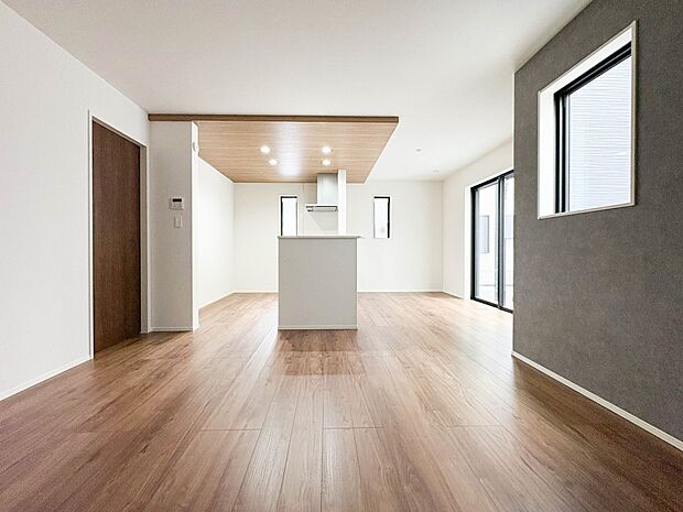 【ダイニングキッチン】木の温もりがやさしいフローリング仕様。明るく広々としたダイニングはとても快適な空間です。