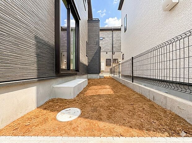 【庭】庭がある戸建てに住む楽しみのひとつは、自分たちの好みに合わせて、家庭菜園や庭づくりができることでしょう。自由自在に庭をコーディネートしてみませんか!*CG加工により晴天にしています。