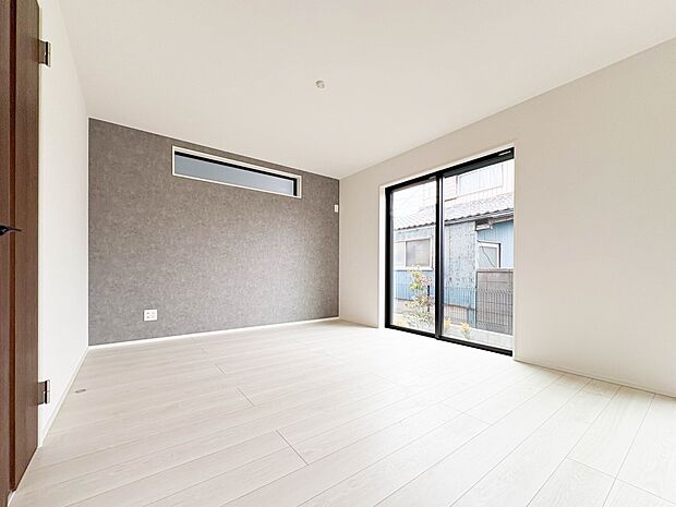 【リビング】光が溢れ、風も溢れ、居心地のよい住空間、自然体で過ごせる住空間にリビングを。それは住むというシンプルなカタチをどこまでも追求してきた結果です。新築の厳かな居住性を身体全体で感じて…