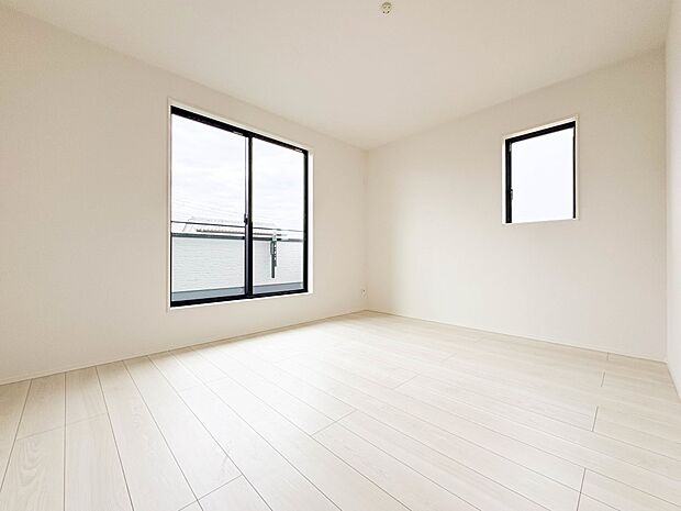 【洋室7.75帖】独立性を高めたお部屋。たっぷりの収納も配備しており、片付いた空間を実現出来そう。陽光も降り注ぐ明るく開放的な空間が魅力的。