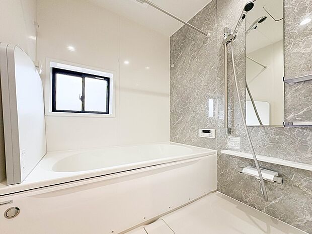 【浴室】1日の疲れを癒すバスルームは、心地よいリラックスを叶える清潔感溢れる美しい空間。