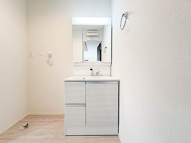 【洗面台】大きく見やすい三面鏡で清潔感ある洗面台は、身だしなみチェックや肌のお手入れに最適です。