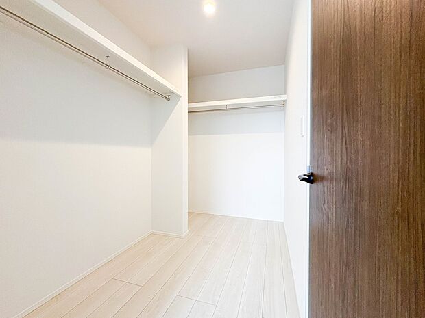 【WIC(ウォークインクローゼット)】何より、中に入れば全ての服が見てわかるので選択しやすいんです。朝の忙しいときなど便利だな~と思いますよ。一つのスペースで済むって所がいいんですよね。