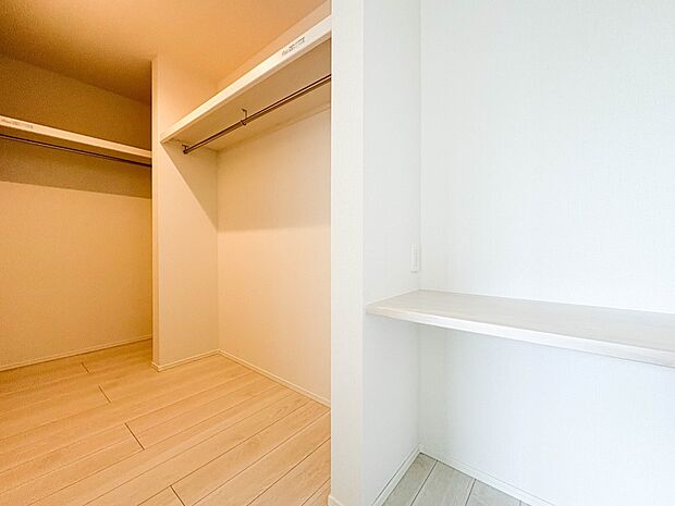 【ウォークインクローゼット】 たくさんの洋服をかけてもシワになりにくいウォークインクローゼット。洋服以外にも、普段使わない家電やスーツケース、ストック品など何でも片付く嬉しい空間です。