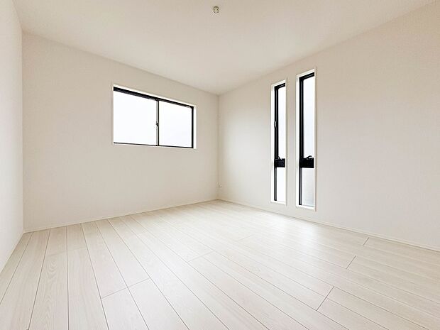 【洋室7帖】柔らかな陽光とフローリングの色味が調和した快適な空間。