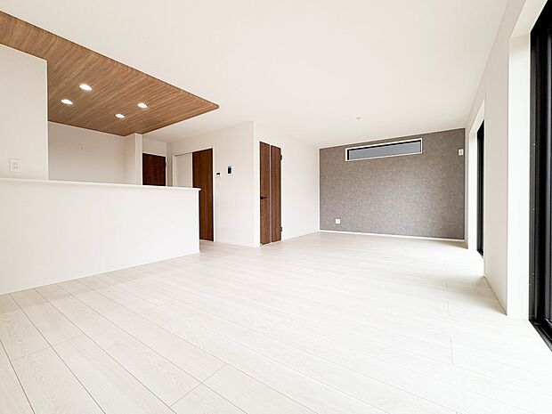 【ダイニングキッチン】木の温もりがやさしいフローリング仕様。明るく広々としたダイニングはとても快適な空間です。